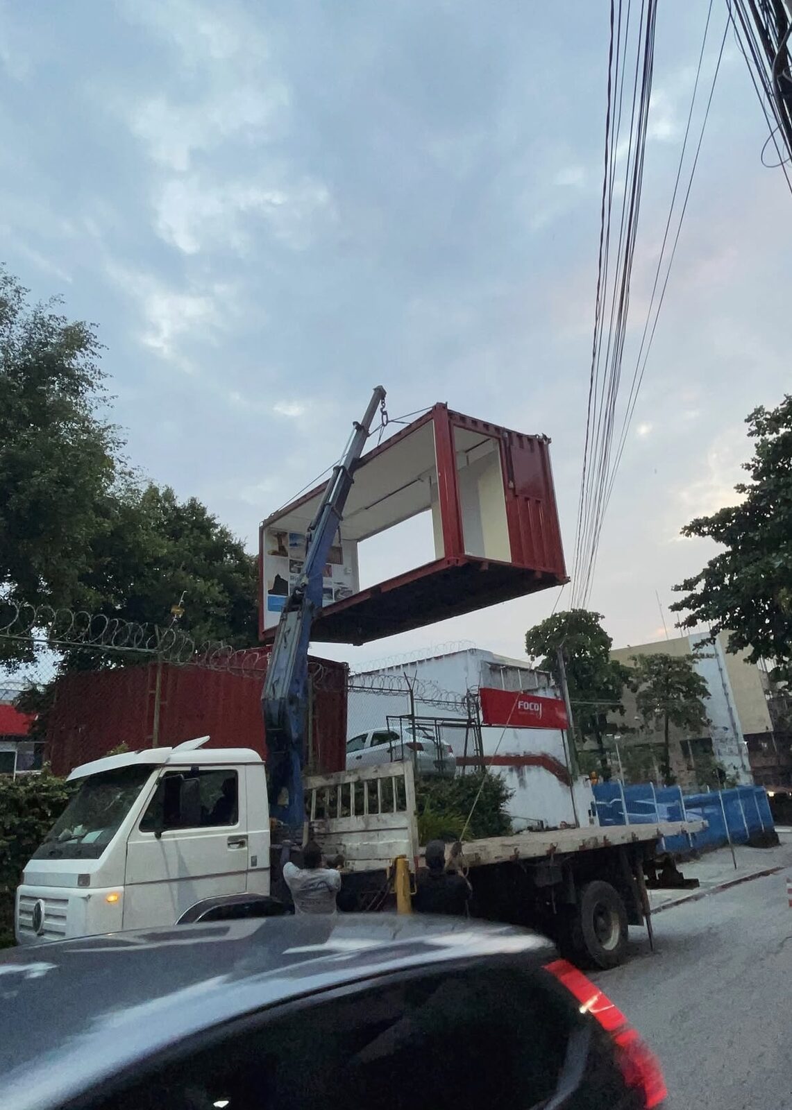 Caminhão munck içando container