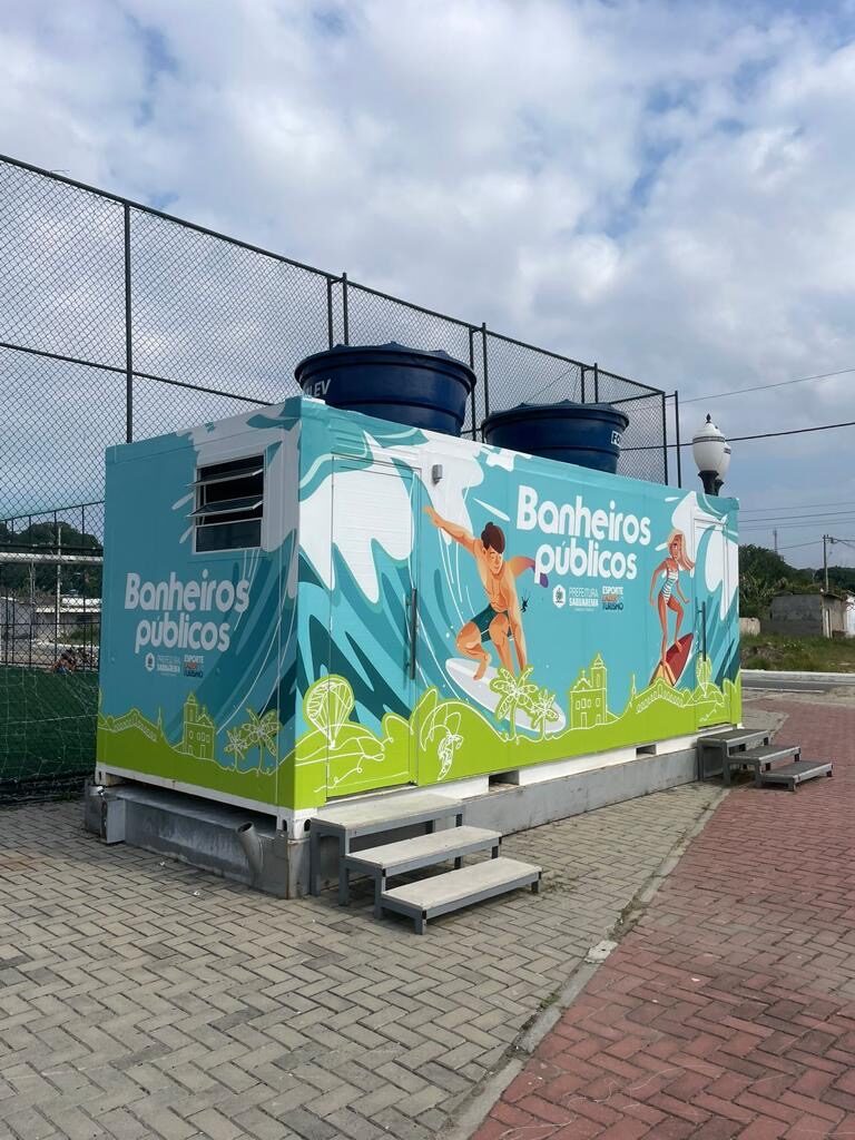 Detalhe de banheiro público modular feminino