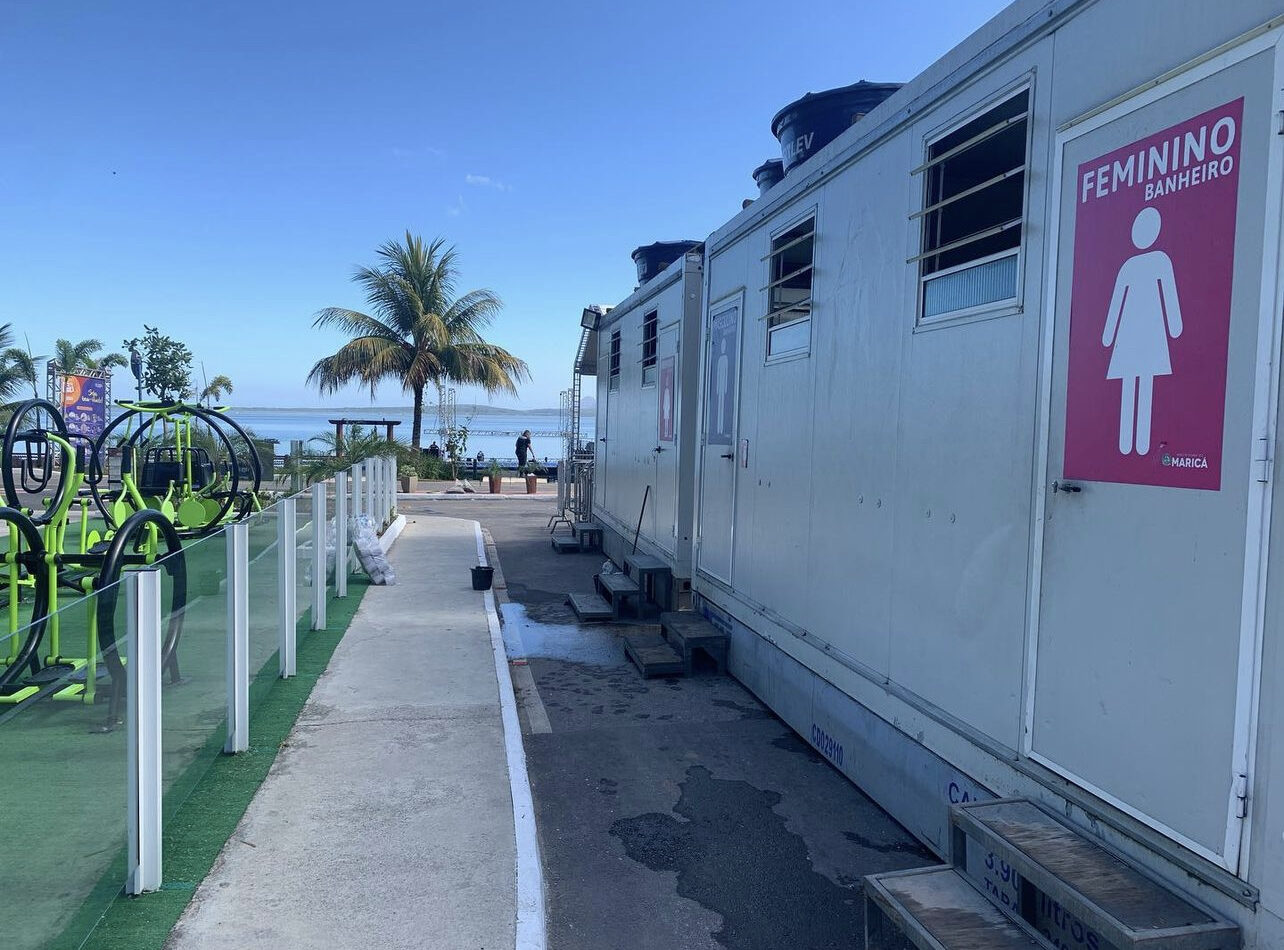 Banheiros públicos modulares à beira da lagoa em Maricá