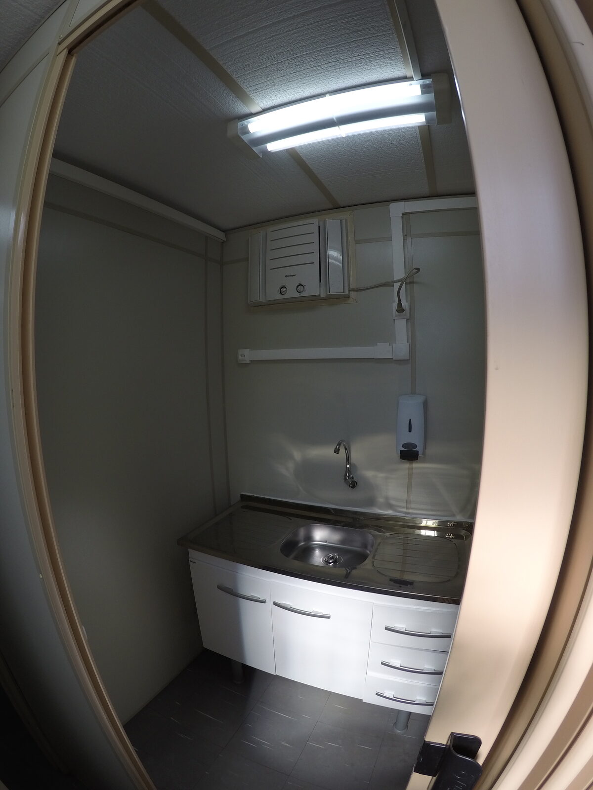 Interior de módulo com copa e kitchenette equipada