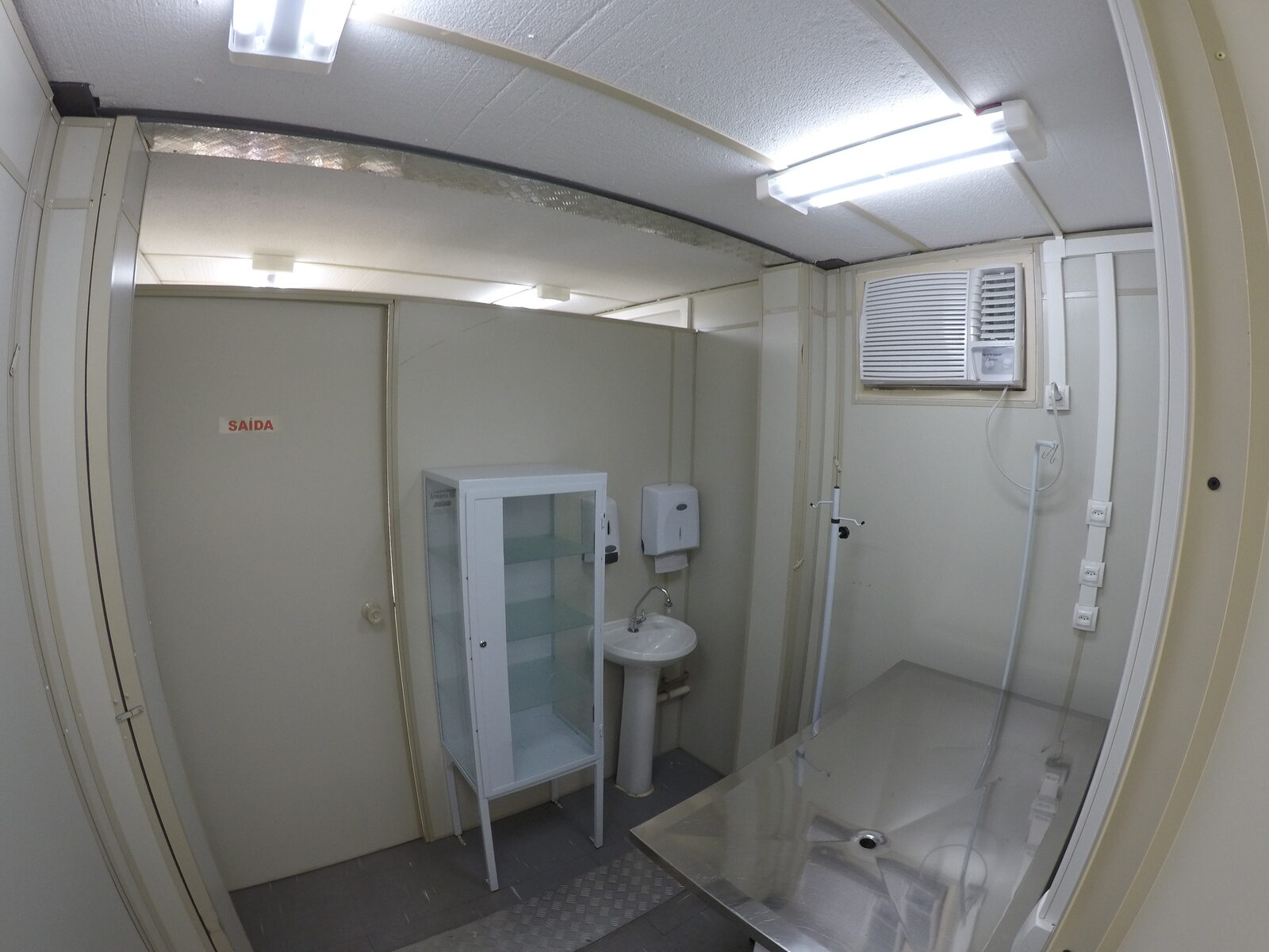 Interior de módulo do projeto veterinário Viva Rio